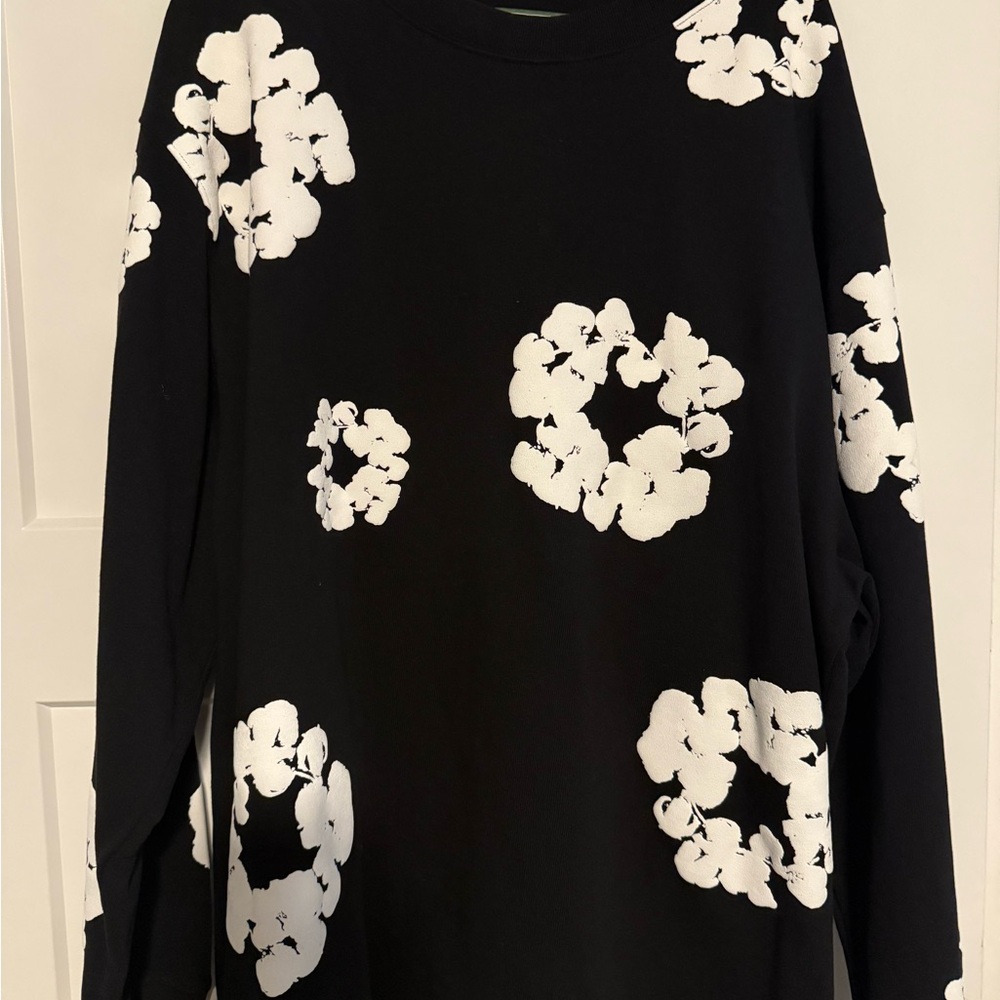 DEiNIM TEARS  Chic Black Sweatshirt with White Floral Design